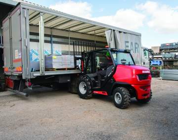 Chariot élévateur tout-terrain compact 2T5 MANITOU MC 25